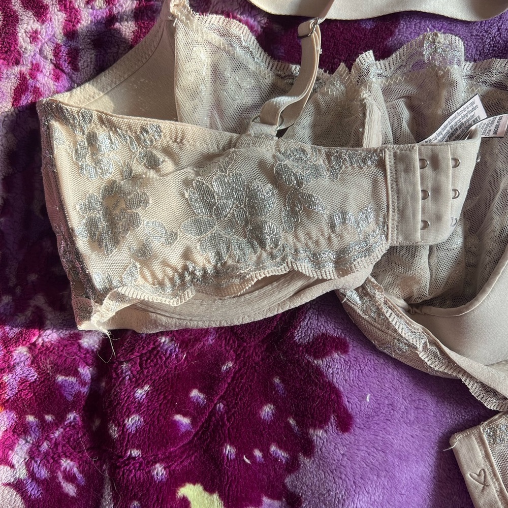 Victoria’s Secret Bra. 36DD, Beige